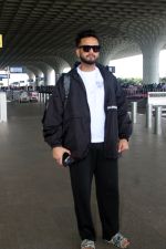 Elvish Yadav spotted at airport departure on 17th Sept 2023 (6)_6507065136d00.JPG