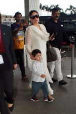 Jeh Ali Khan, Kareena Kapoor Spotted At Airport Departure on 17th Sept 2023 (35)_6507025f00d47.jpg