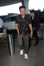 Manoj Bajpayee spotted at airport departure on 17th Sept 2023 (3)_6506ebde08a45.JPG