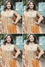Shilpa Shetty Spotted At Indias Best Dancer Set For Promotion Of Her Film Sukhee on 18th Sept 2023 (5)_6507fa87d16ca.jpg