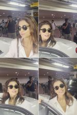 Shriya Saran Spotted At Airport Arrival on 18th Sept 2023 (9)_6507e19599f49.jpg