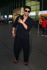 Pulkit Samrat spotted at Airport Departure on 22nd Sept 2023 (8)_650ed5c2a47d0.jpg