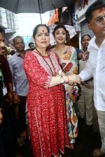 Shilpa Shetty, Sunanda Shetty visits Lalbaugcha Raja temple on 22nd Sept 2023 (11)_650ecf1434bf4.jpeg