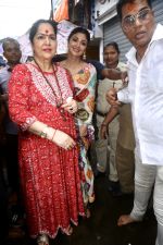Shilpa Shetty, Sunanda Shetty visits Lalbaugcha Raja temple on 22nd Sept 2023 (14)_650ecf1dc2234.jpeg