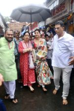 Shilpa Shetty, Sunanda Shetty visits Lalbaugcha Raja temple on 22nd Sept 2023 (8)_650ecf0b44087.jpeg
