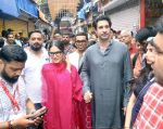 Sunny Leone, Daniel Weber visit Lalbaugcha Raja temple on 22nd Sept 2023 (8)_650ec00898715.jpeg