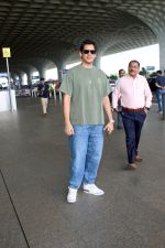 Vijay Varma spotted at Airport Departure on 23rd Sept 2023 (2)_650fe00ae6732.JPG