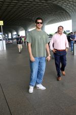 Vijay Varma spotted at Airport Departure on 23rd Sept 2023 (4)_650fe0118623c.JPG
