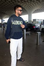 Elvish Yadav Spotted At Airport Departure on 26th Sept 2023 (5)_651445617d21a.JPG