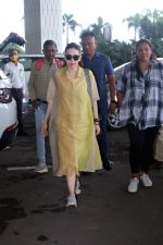 Karisma Kapoor Spotted At Airport Departure on 27th Sept 2023 (1)_65151b13d1096.JPG