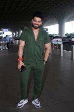 Shiv Thakare Spotted At Airport Departure on 27th Sept 2023 (12)_65151cafbab83.JPG