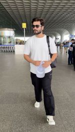 Sunny Kaushal Spotted At Airport Departure on 29th Sept 2023 (11)_6517d63551a52.jpeg