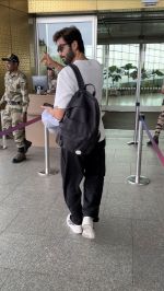 Sunny Kaushal Spotted At Airport Departure on 29th Sept 2023 (12)_6517d638b14c0.jpeg