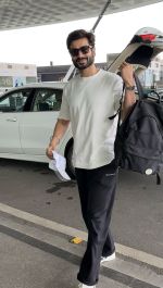 Sunny Kaushal Spotted At Airport Departure on 29th Sept 2023 (4)_6517d616866dd.jpeg