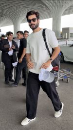 Sunny Kaushal Spotted At Airport Departure on 29th Sept 2023 (5)_6517d62148b6c.jpeg