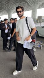 Sunny Kaushal Spotted At Airport Departure on 29th Sept 2023 (6)_6517d6246117d.jpeg