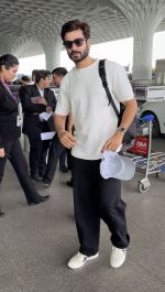 Sunny Kaushal Spotted At Airport Departure on 29th Sept 2023 (7)_6517d627c07a2.jpeg