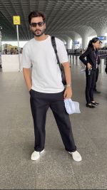 Sunny Kaushal Spotted At Airport Departure on 29th Sept 2023 (9)_6517d62e36b10.jpeg