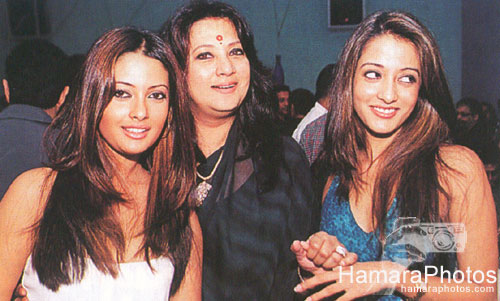 Riya with her mother and sister