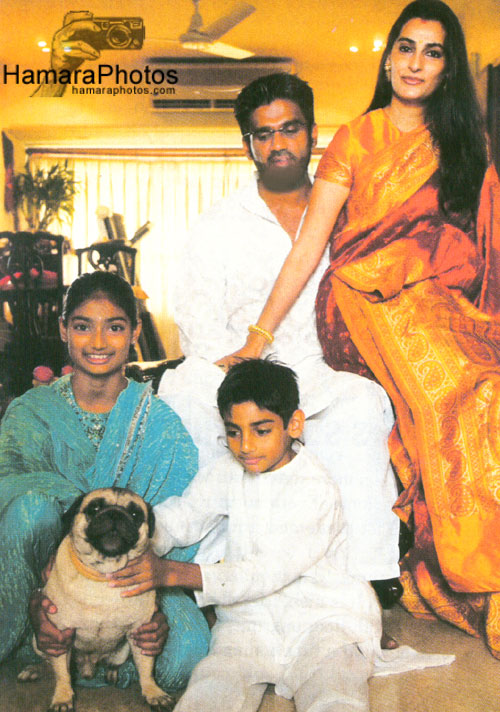 Sunil Shetty with wife Mana and kids