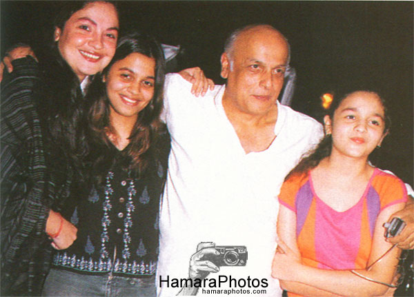 Mahesh Bhat along with his daughters, Pooja, Shahin and Aliyaat