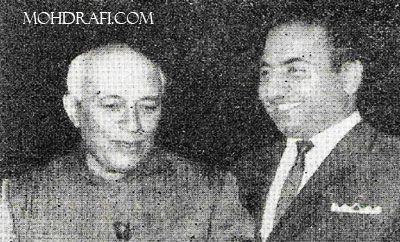 Mohd Rafi with pandit Jawahar Lal Nehru