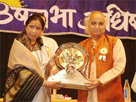 Eminent playback singer Asha Bhonsle receives the "Chitrapati" award from noted classical vocalist Pandit Jasraj in Mumbai (Nov 2003)