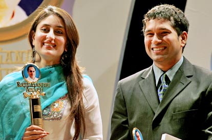 Kareena Kapoor and Sachin Tendulkar receiving their Rajiv Gandhi Awards 2005