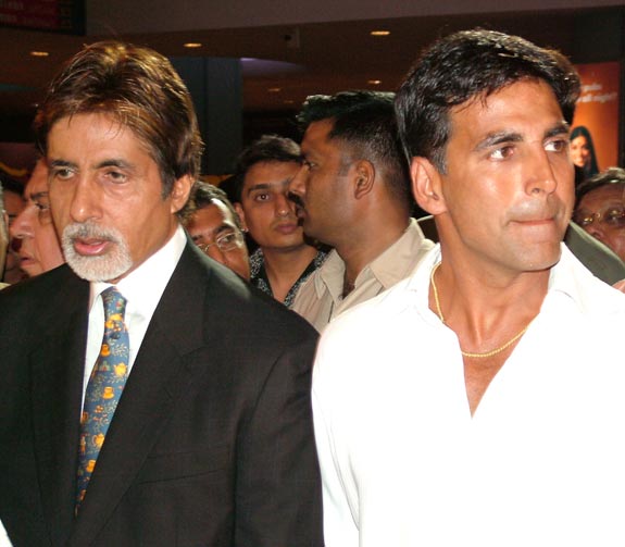Amitabh Bachchan & Akshay Kumar in the Premiere of Waqt
