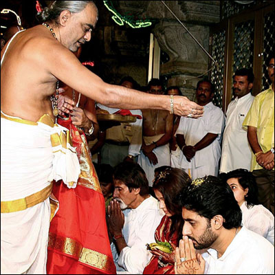 The temple poojari blesses Aishwarya and Abhishek during their wedding