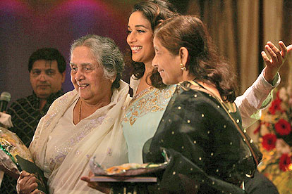Madhuri with veteran actresses Sulochana and Jayashree Gadkar