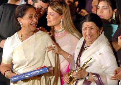 Lata Mangeshkar after receiving the "Legend Honour 2005" trophy from Jaya Bachchan