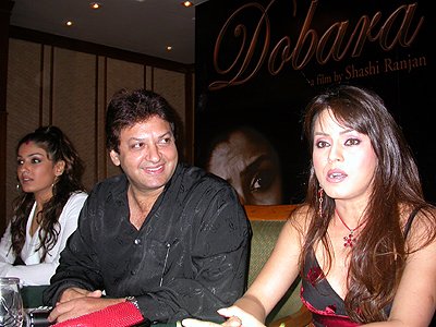 On the sets of Dobaara, Raveena Tandon, Shashi Ranjan & Mahima Chaudhary