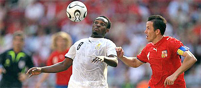Michael Essien (L) fights for the ball with Czech midfielder Tomas Galasek