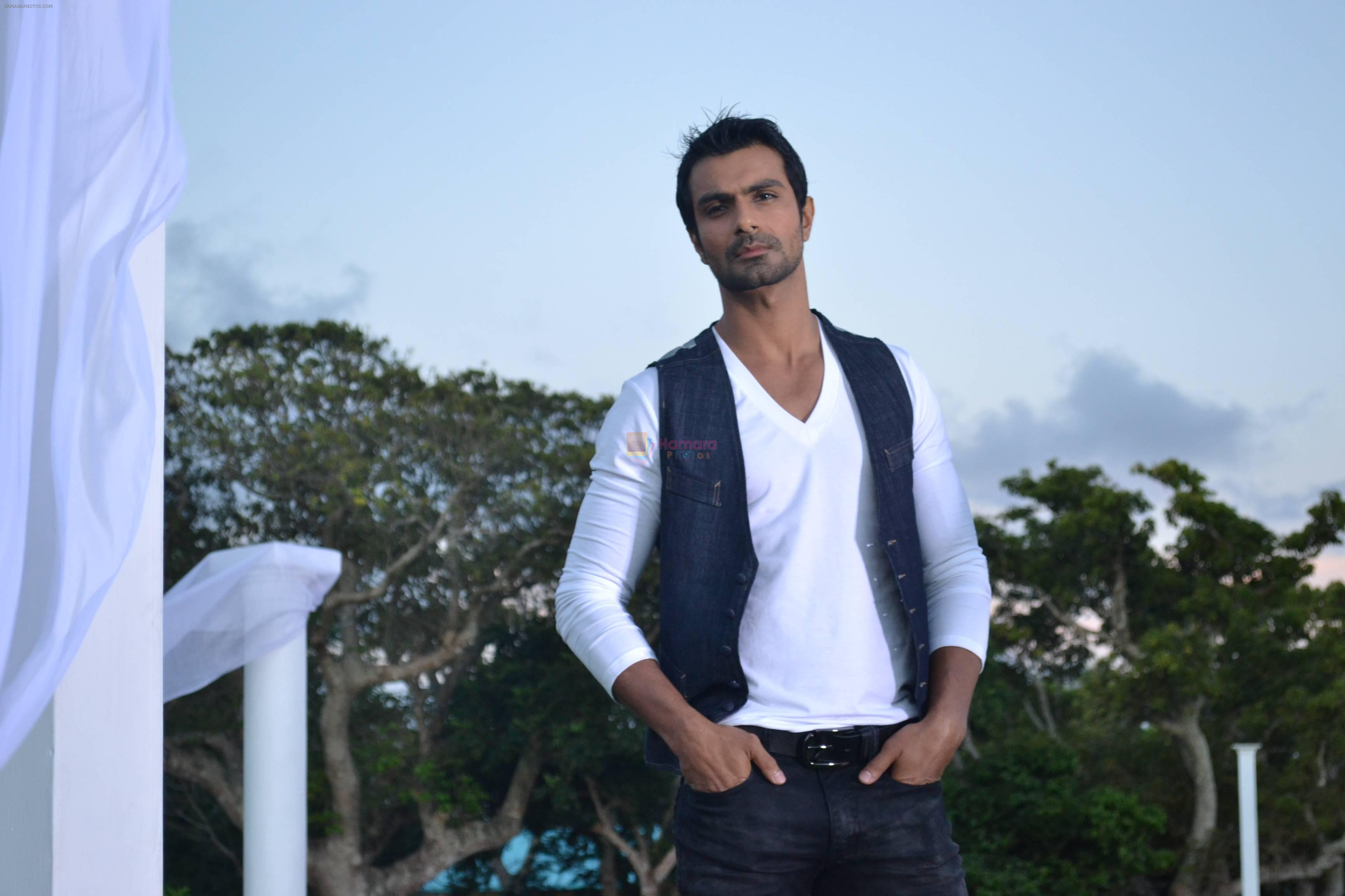 Ashmit Patel peforming Tujhse Alag song in Super Model 