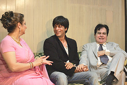 Saira Bano, SRK and Dilip Kumar share a light moment.