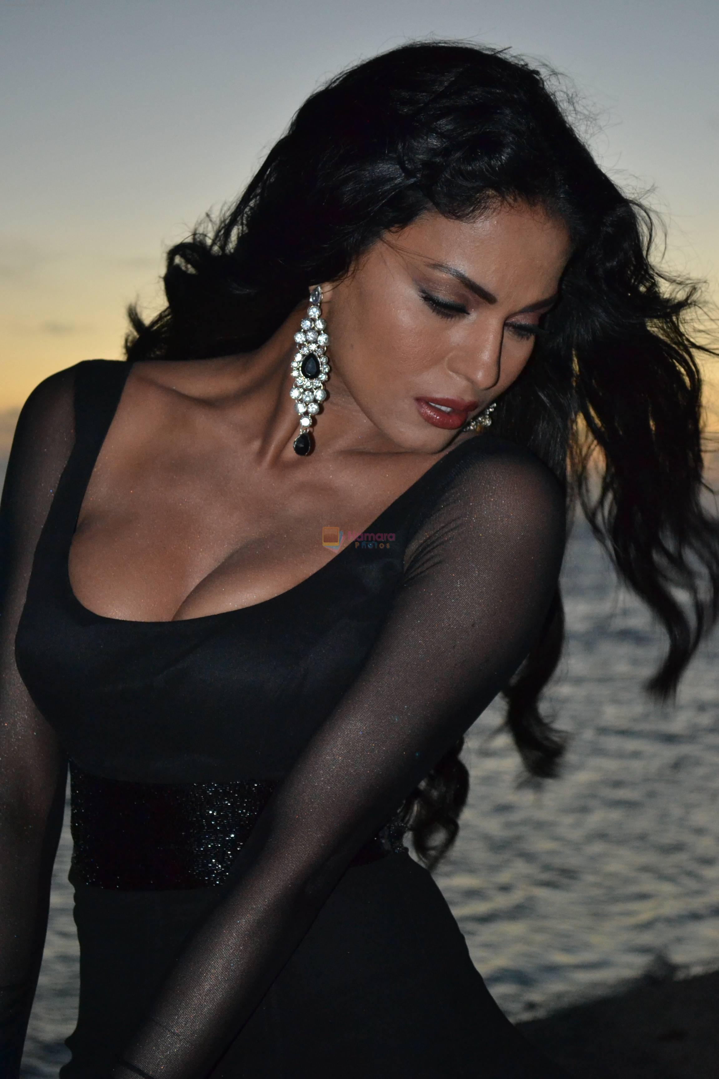 Veena Malik peforming Tujhse Alag song in Super Model