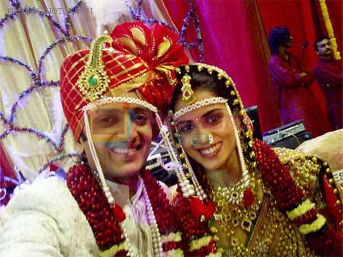 Riteish Deshmukh tweets photo with Genelia D'Souza after marriage