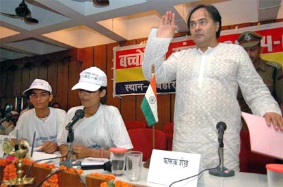 Farooq Sheikh greets children at children's assembly organized by UNICEF