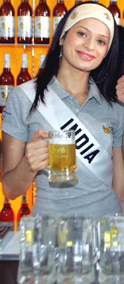 Miss Universe 2005 Amrita Thapar of India