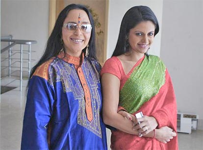 Mandira Bedi poses with pop singer Ila Arun