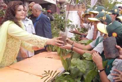 Raveena Tandon distributes saplings to the schoolchildren