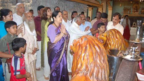 Shilpa Shetty visits Shree Gokarnanath Temple at Kudroli