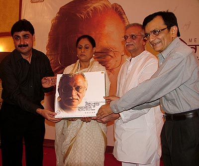 Jaya Bachchan and Gulzar at the launch of 'Mera Kuchh Samaan'