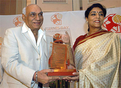 Renuka Chowdhury presenting an award to filmmaker Yash Chopra