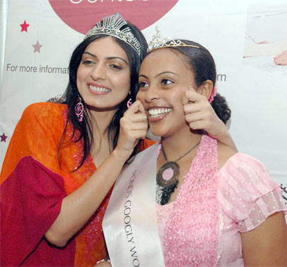 Miss India Earth 2006, Niharika Singh with Nani Lemima after crowning her as Pond's Googly Woogly Princess