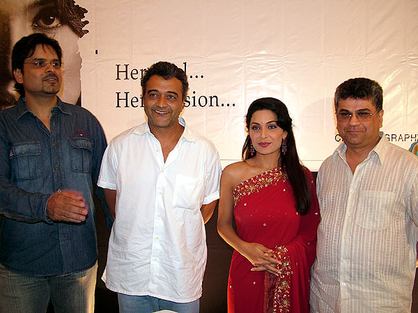Lucky Ali, Meera Khan, director Rajiv Babbar, Kumar Taurani & Puneet Issar at 'Kasak' Press Conference