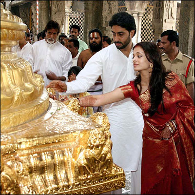Amitabh, Aishwarya, Abhishek in the temple during Aishwarya and Abhishek's Wedding