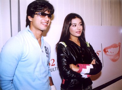 Catching up on the smiley days: Shahid  kapoor and Amrita Rao