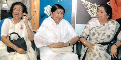 Singer Lata Mangeshkar with her sisters Meena and Usha